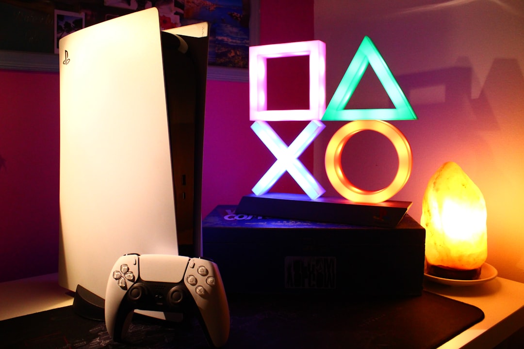 PS5-Konsole mit DualSense-Controller und leuchtenden PlayStation-Symbolen