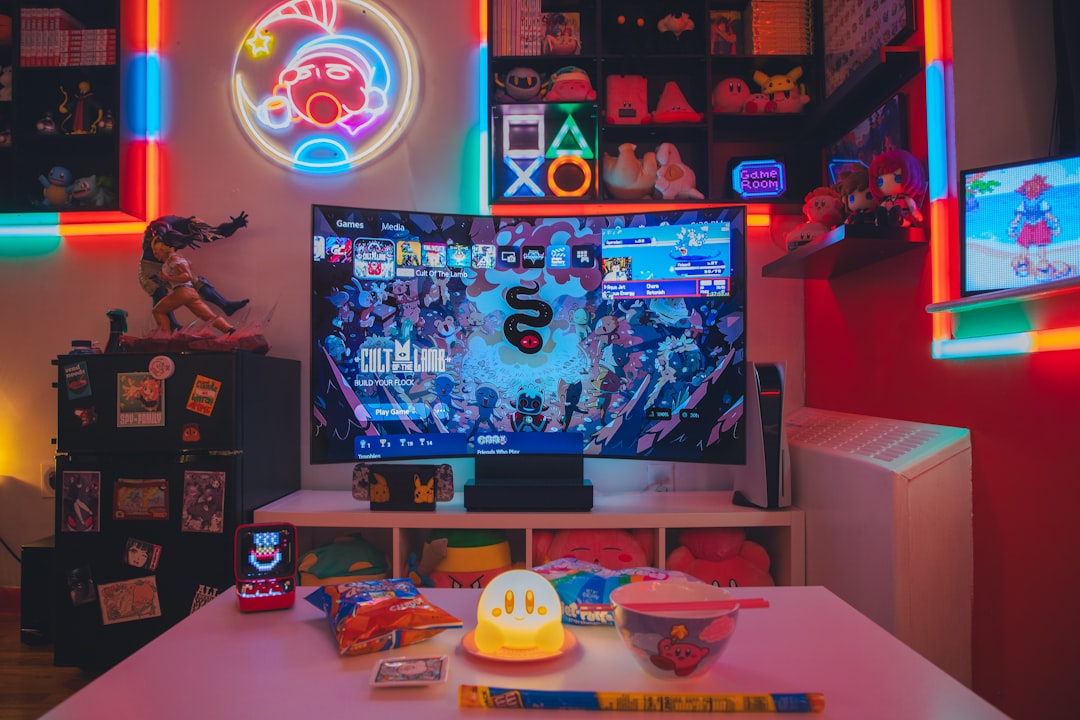 Gaming-Wohnzimmer mit großem Fernseher und Neonlichtern