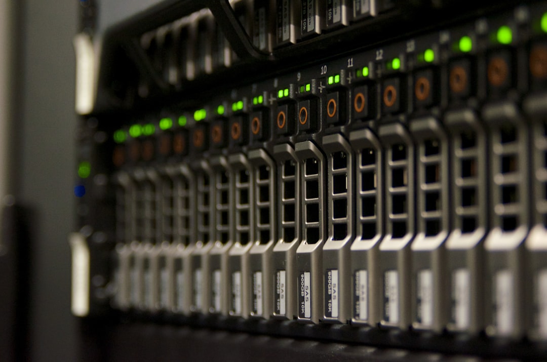 Server-Rack mit blinkenden Status-LEDs